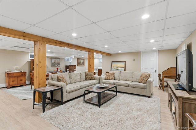 189 N Iowa Avenue, Massapequa, NY 11758