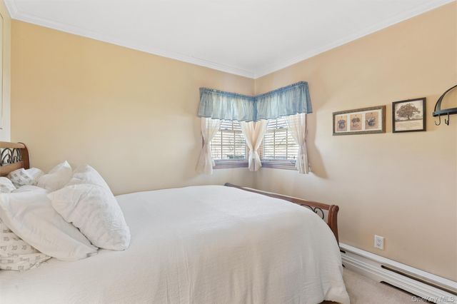 189 N Iowa Avenue, Massapequa, NY 11758