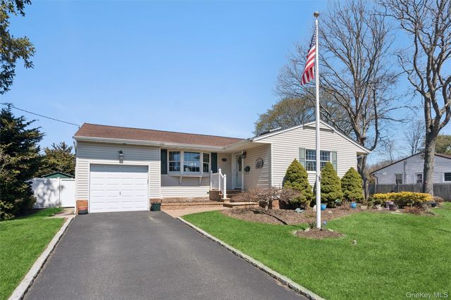 189 N Iowa Avenue, Massapequa, NY 11758