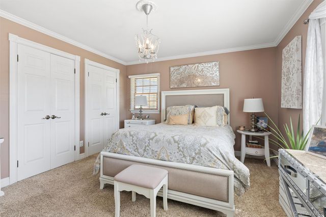 189 N Iowa Avenue, Massapequa, NY 11758