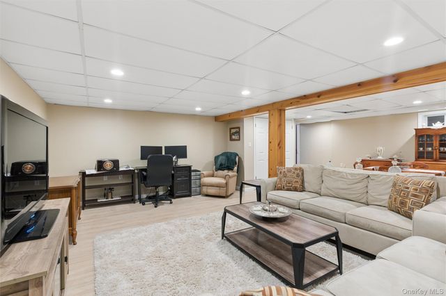 189 N Iowa Avenue, Massapequa, NY 11758