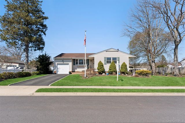 189 N Iowa Avenue, Massapequa, NY 11758