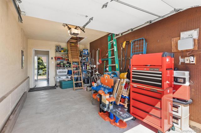 189 N Iowa Avenue, Massapequa, NY 11758