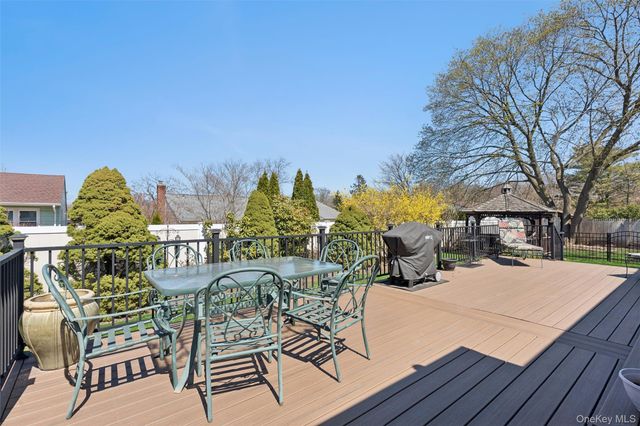 189 N Iowa Avenue, Massapequa, NY 11758