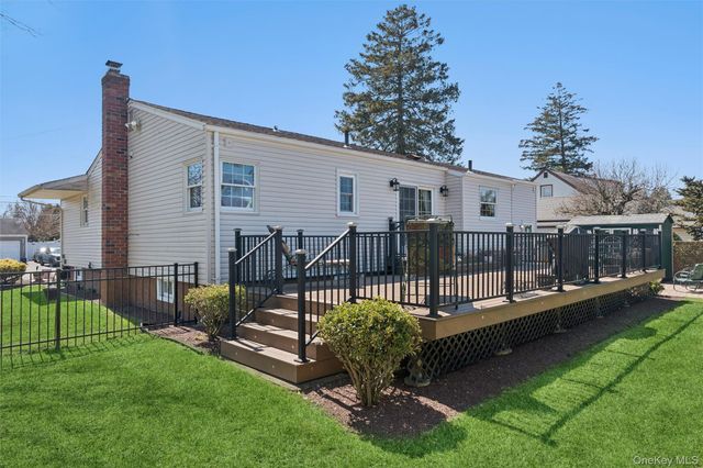 189 N Iowa Avenue, Massapequa, NY 11758