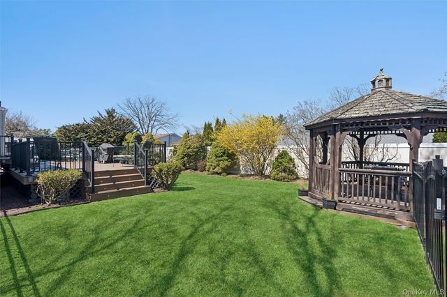 189 N Iowa Avenue, Massapequa, NY 11758