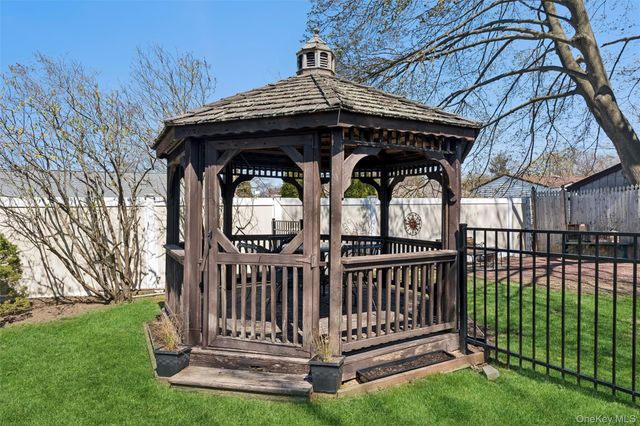 189 N Iowa Avenue, Massapequa, NY 11758