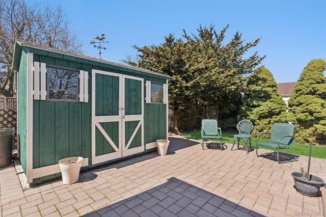 189 N Iowa Avenue, Massapequa, NY 11758