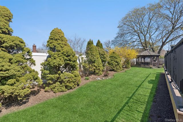 189 N Iowa Avenue, Massapequa, NY 11758