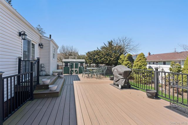 189 N Iowa Avenue, Massapequa, NY 11758