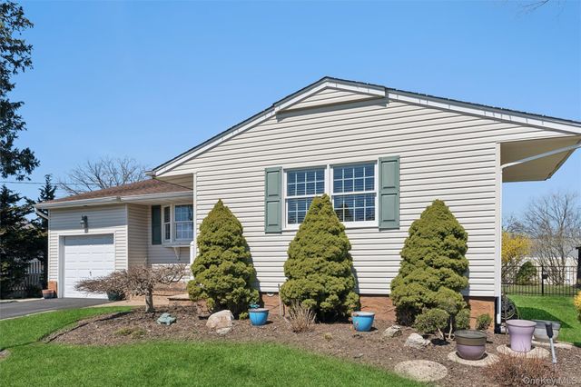 189 N Iowa Avenue, Massapequa, NY 11758
