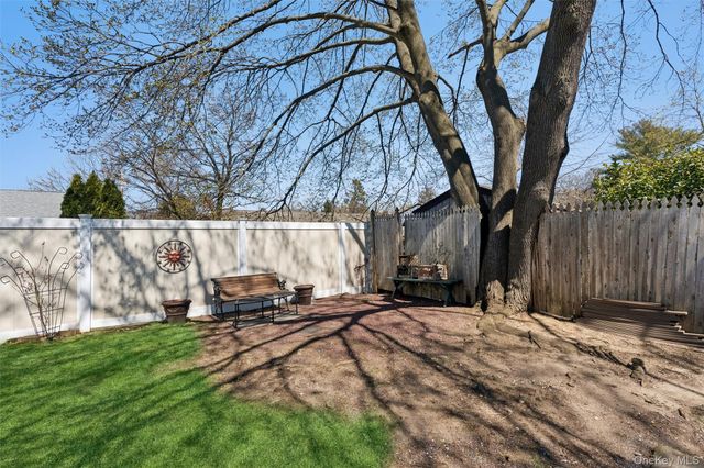 189 N Iowa Avenue, Massapequa, NY 11758