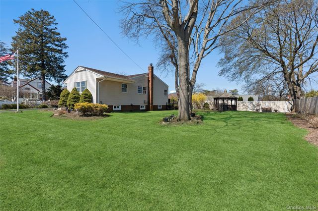 189 N Iowa Avenue, Massapequa, NY 11758
