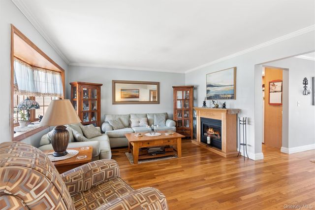 189 N Iowa Avenue, Massapequa, NY 11758