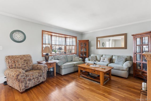 189 N Iowa Avenue, Massapequa, NY 11758