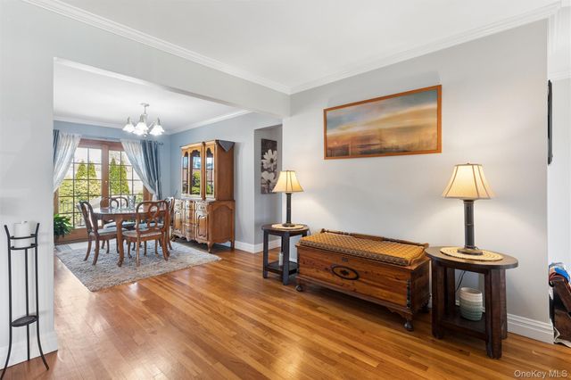 189 N Iowa Avenue, Massapequa, NY 11758