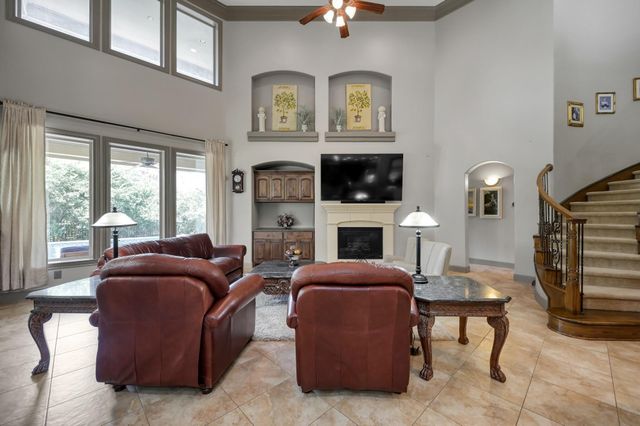 90 Player Oaks Place, The Woodlands, TX 77382