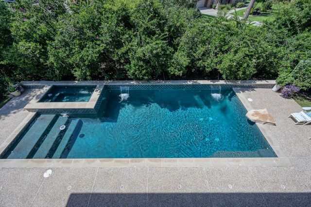 90 Player Oaks Place, The Woodlands, TX 77382