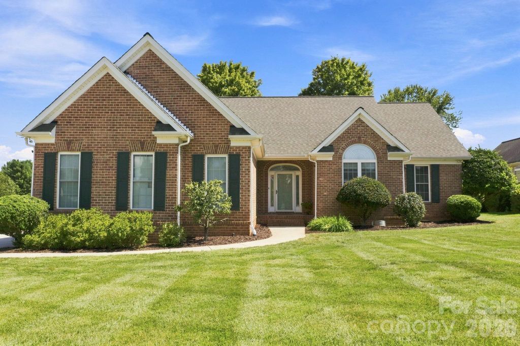 137 Fox Den Circle, Statesville, NC 28677