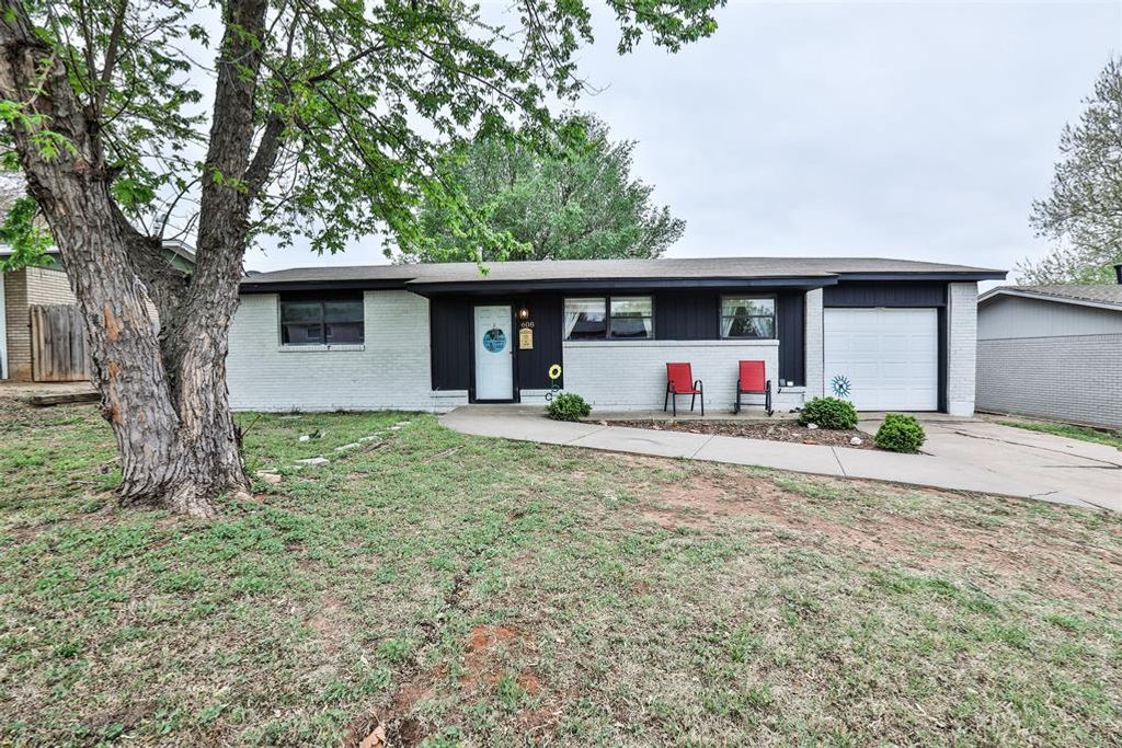 608 SW 15 Street, Moore, OK 73160