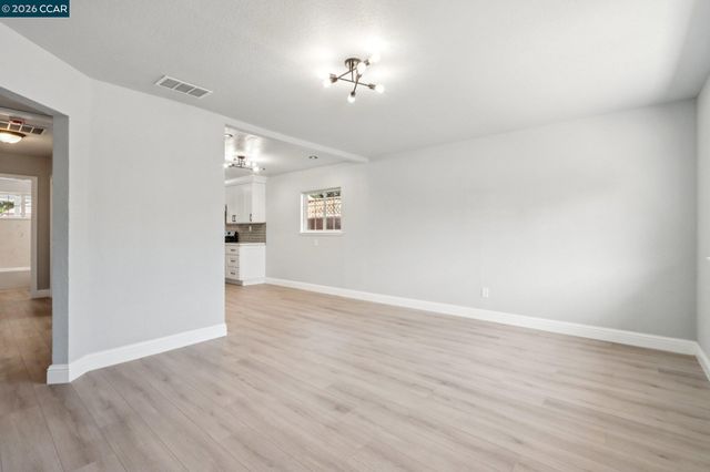 105 Phelan Ave, Vallejo, CA 94590