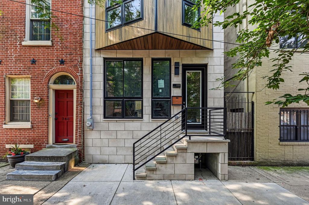 250 MONROE ST, PHILADELPHIA, PA 19147 — photo 2