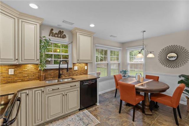 816 Woodcott DR, Chesapeake, VA 23322