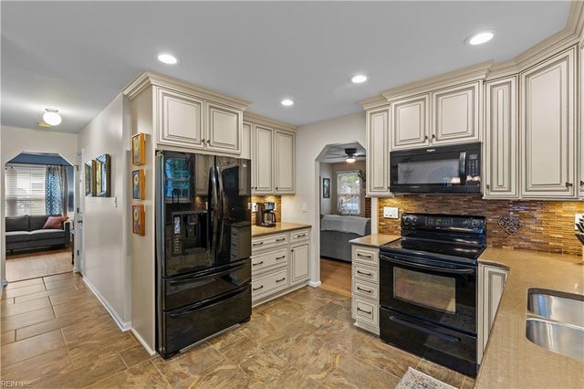 816 Woodcott DR, Chesapeake, VA 23322