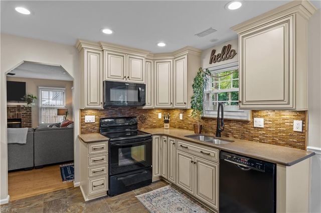 816 Woodcott DR, Chesapeake, VA 23322