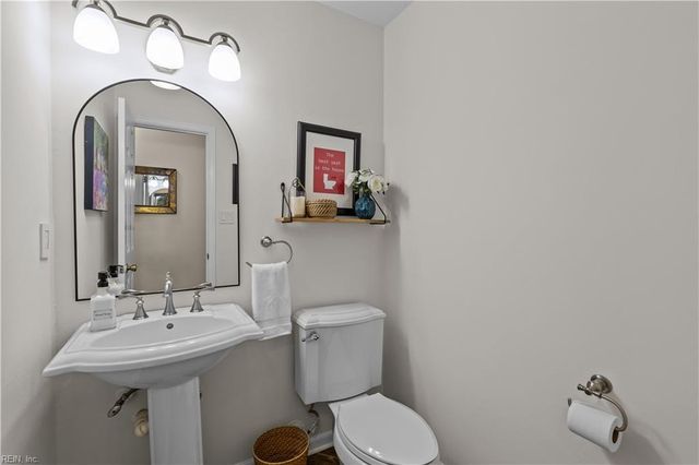 816 Woodcott DR, Chesapeake, VA 23322