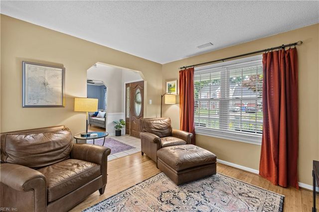 816 Woodcott DR, Chesapeake, VA 23322