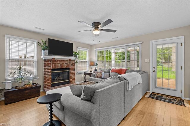 816 Woodcott DR, Chesapeake, VA 23322