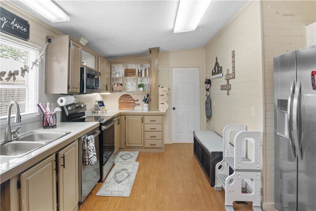 1504 E Saluda Lake Road, Greenville, SC 29611