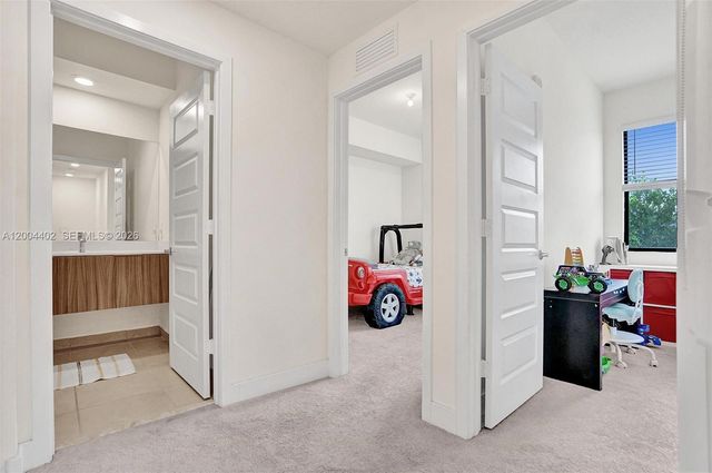 10437 NW 82nd St 5, Doral, FL 33178