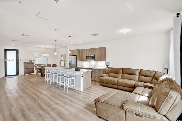 10437 NW 82nd St 5, Doral, FL 33178