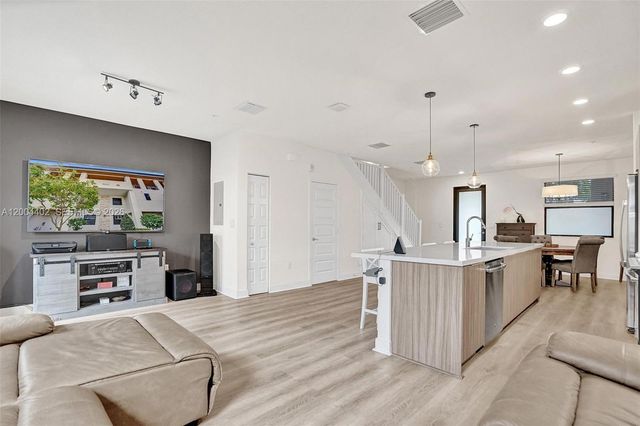 10437 NW 82nd St 5, Doral, FL 33178