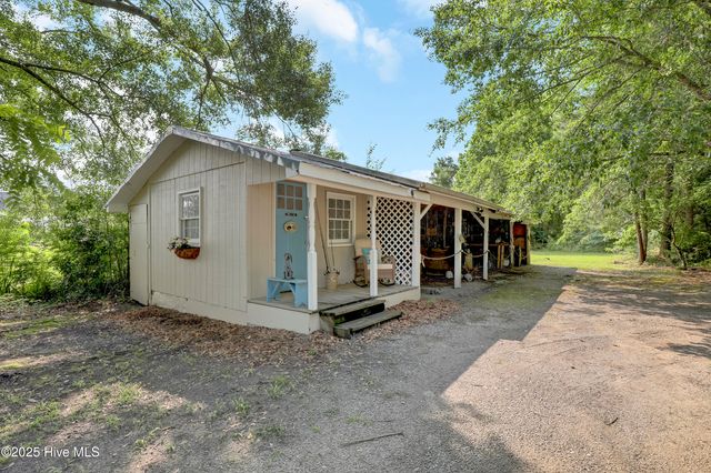 353 Old Savannah Road, Burgaw, NC 28425