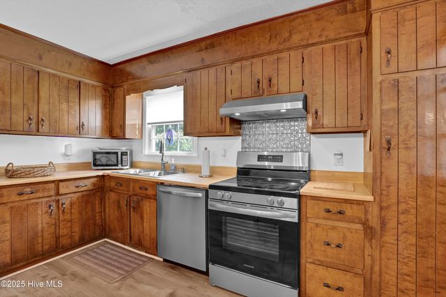 353 Old Savannah Road, Burgaw, NC 28425