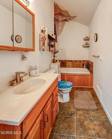 8010 Hill Avenue, Holland, OH 43528