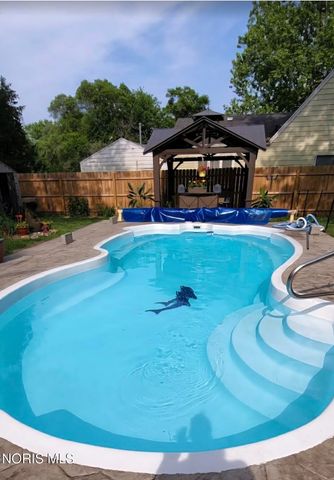 8010 Hill Avenue, Holland, OH 43528