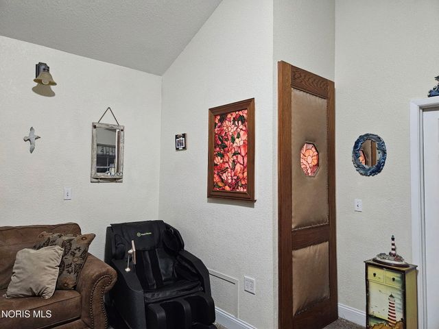 8010 Hill Avenue, Holland, OH 43528