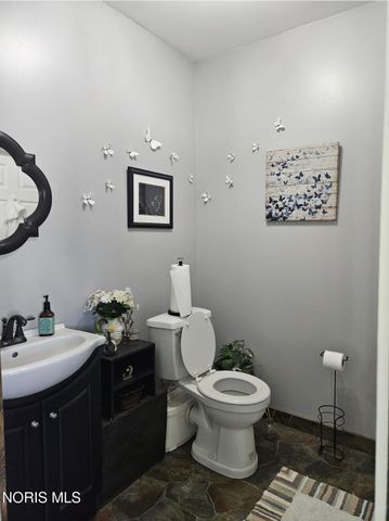 8010 Hill Avenue, Holland, OH 43528