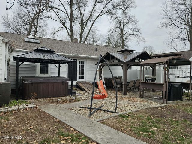 8010 Hill Avenue, Holland, OH 43528