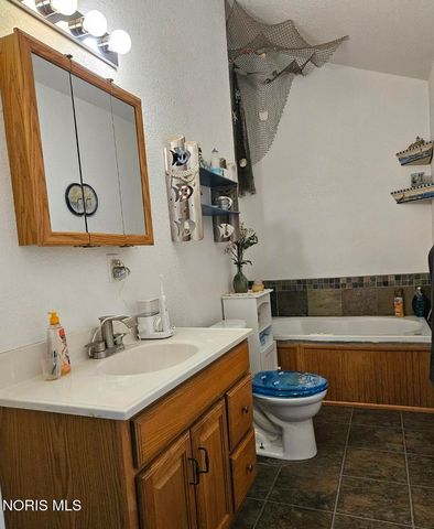 8010 Hill Avenue, Holland, OH 43528