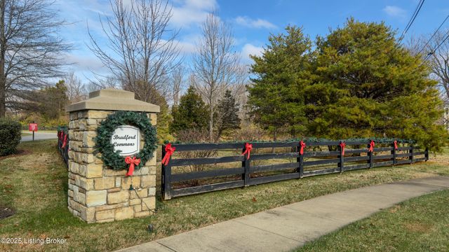 2602 Aristocrat Pl 101, Louisville, KY 40299