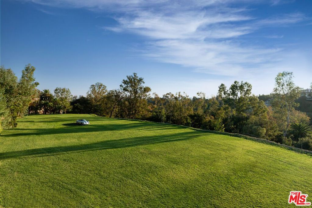 Image 1 of property listing at 780 Tortuoso Way, Bel Air, CA 90077