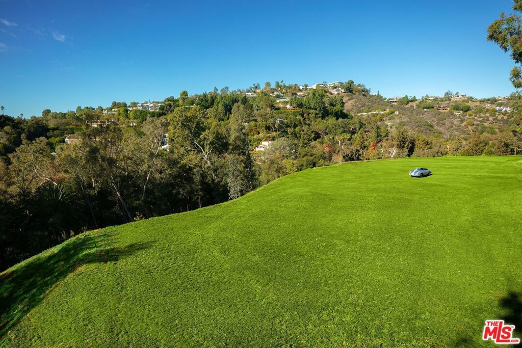 Image 2 of property listing at 780 Tortuoso Way, Bel Air, CA 90077