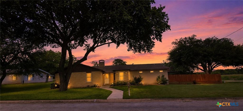 110 Live Oak Street, Gonzales, TX 78629