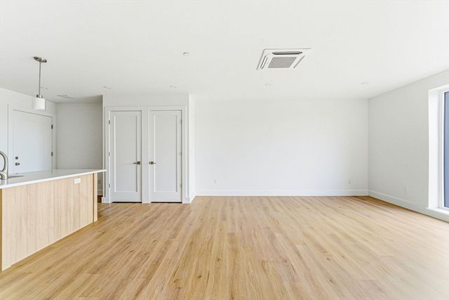 1035 Commonwealth Ave 401, Boston, MA 02215