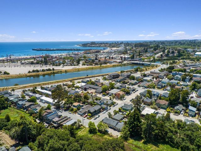 136 Canfield Avenue A, Santa Cruz, CA 95060